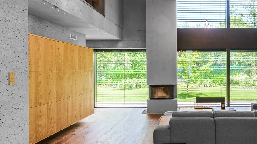Intérieur contemporain en béton et bois équipé de Grenton