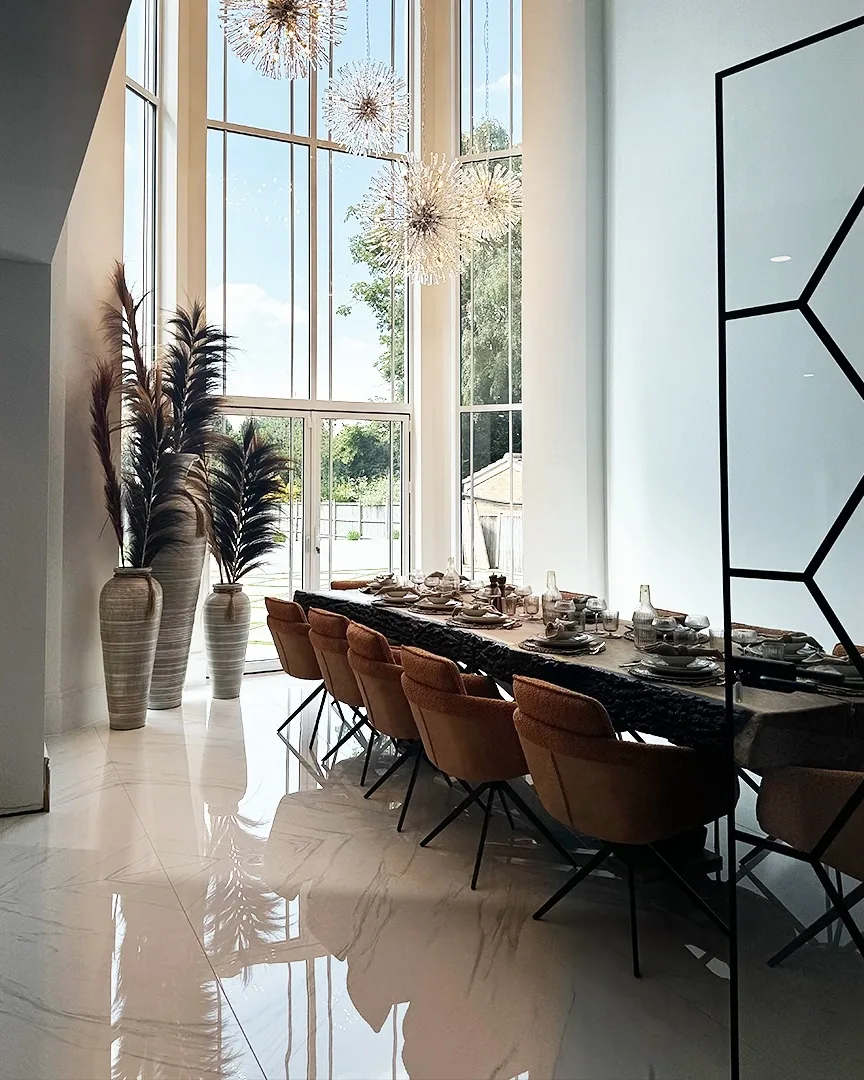 Salle à manger lumineuse d’une résidence équipée de Grenton