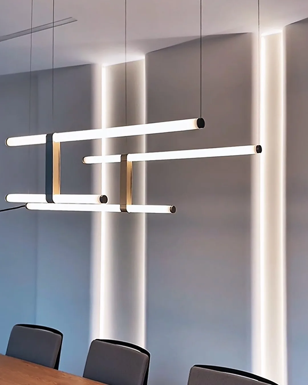 Éclairage architectural piloté par Grenton dans une salle de réunion