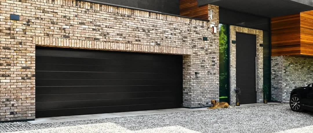 Façade de maison individuelle avec porte de garage motorisée