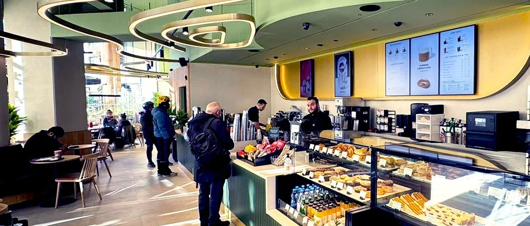 Café et commerce équipés de Grenton, éclairage et affichage pilotés