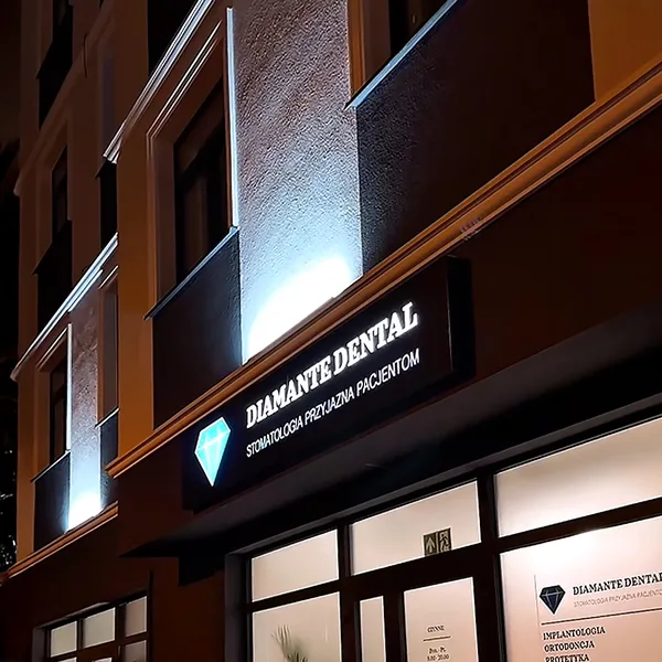 Façade éclairée d’une clinique dentaire équipée de Grenton