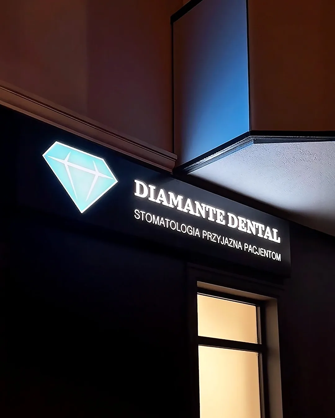 Enseigne lumineuse de la clinique Diamante Dental
