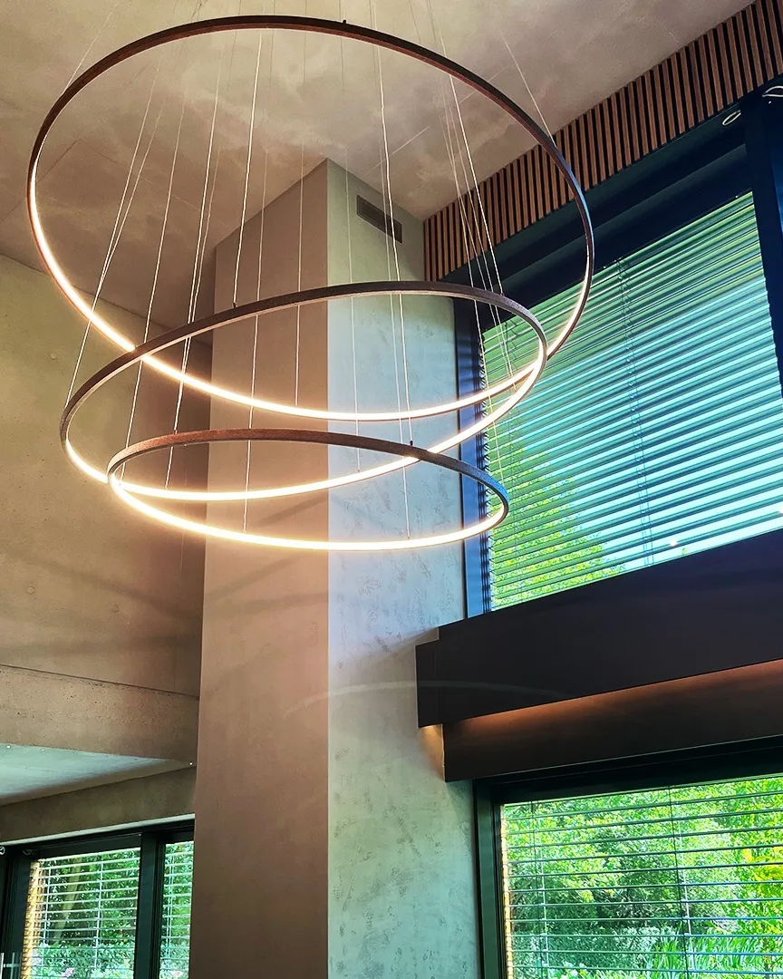 Salon avec suspension lumineuse pilotée par Grenton, résidence Eutymia